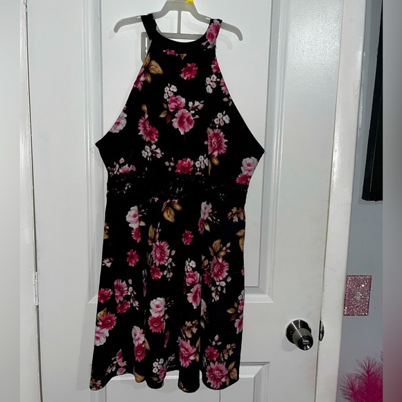 Sleeveless skater dress with cute “keyhole” back - Picture 1 of 3